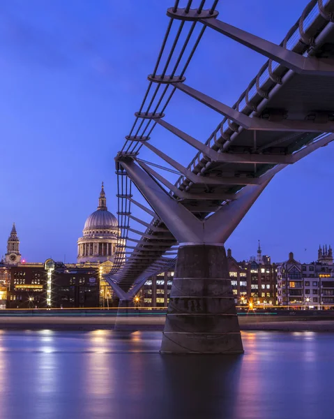 St. Paul Kathedrale und Millennium Bridge in London — Stockfoto