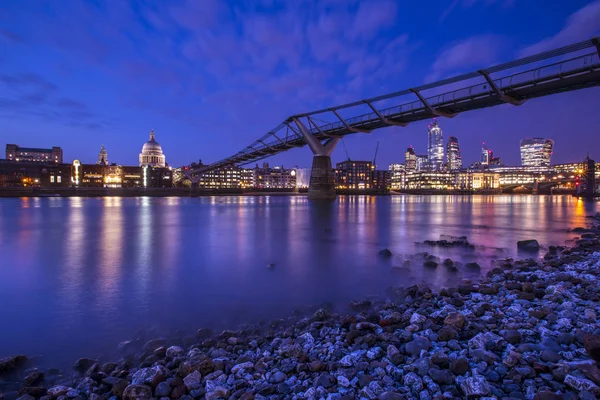 Londra'da St. Pauls ve Milenyum Köprüsü — Stok fotoğraf