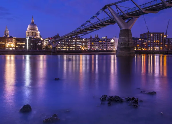 Londra'da St. Pauls ve Milenyum Köprüsü — Stok fotoğraf