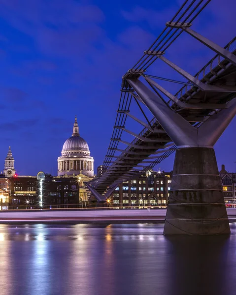 St. Pauls and the Millennium Bridge in London — Stock Photo, Image