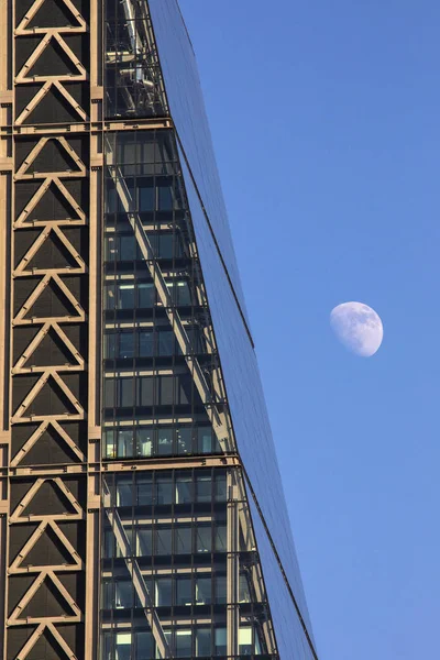 Das Bleihallengebäude und der Mond — Stockfoto