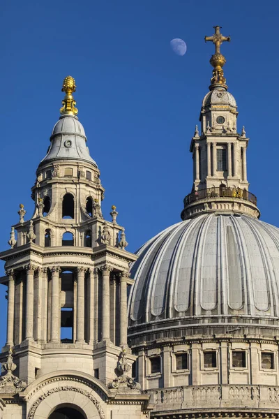 La Luna y la Catedral de San Pablo — Foto de Stock