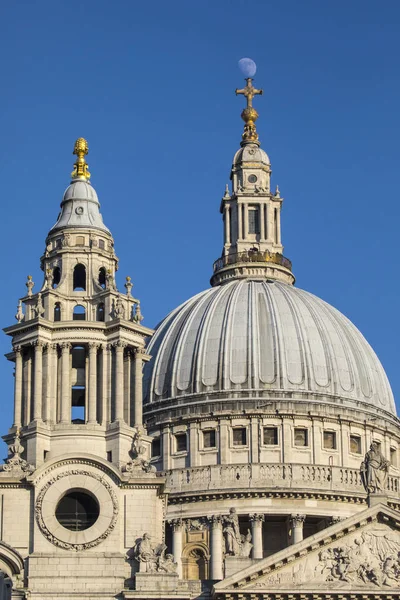 La Luna appollaiata sulla Cattedrale di San Paolo — Foto Stock