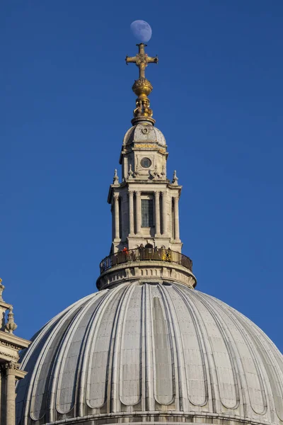 St. Pauls Katedrali'ne Tünemiş Ay — Stok fotoğraf