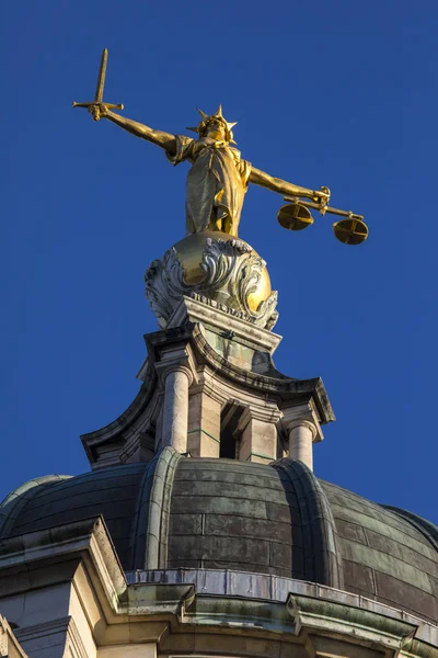 Статуя судьи в Олд-Бейли — стоковое фото
