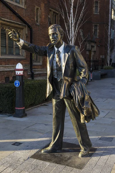 Hombre llamando a una estatua de taxi en Londres — Foto de Stock