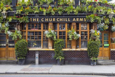 Londra'da Churchill Arms Kamu Evi