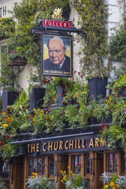 Londra'da Churchill Arms Kamu Evi