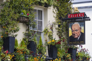 Londra'da Churchill Arms Kamu Evi