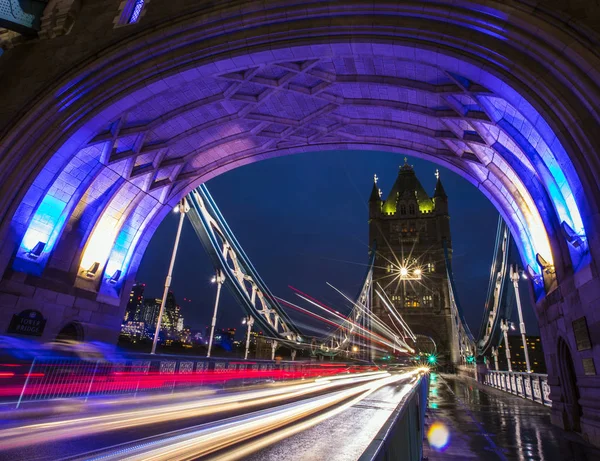 Lichtwege auf Tower Bridge in London — Stockfoto