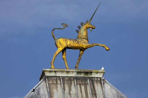 Golden Unicorn bij Bristol City Hall — Stockfoto