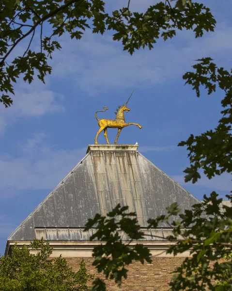 Golden Unicorn w: Bristol City Hall — Zdjęcie stockowe