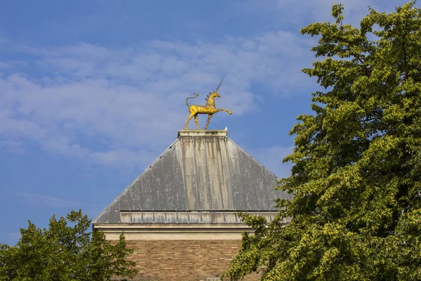 Golden Unicorn bij Bristol City Hall — Stockfoto