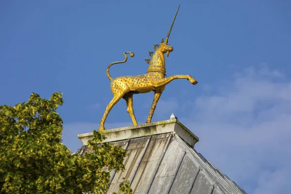 Golden Unicorn bij Bristol City Hall — Stockfoto