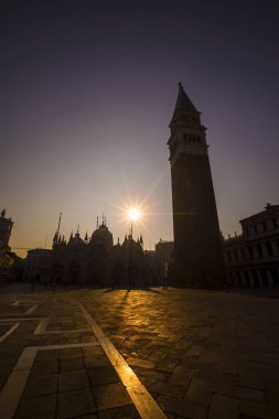San Marco Meydanı 'nda Sabah Güneşi Doğuyor