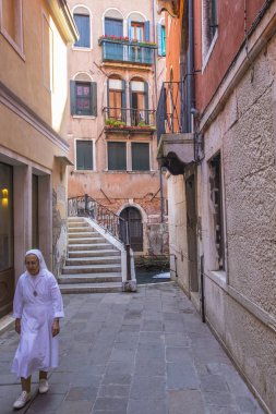 Venedik 'te gezinen bir rahibe