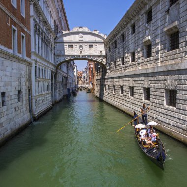 Venedik 'te Gondol ve İç Çekiş Köprüsü