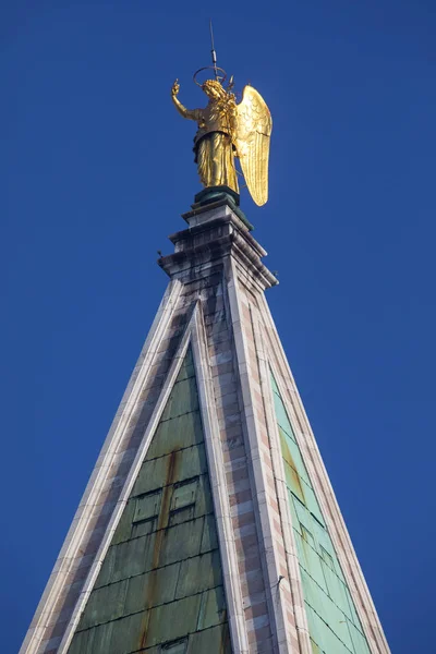 Erzengel Gabriel Wetterfahne Skulptur auf St. Mark Glockenturm — Stockfoto