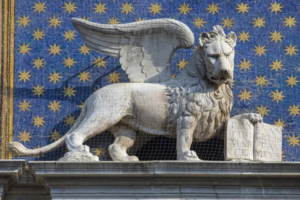 Lion of St. Mark on the Exterior of St. Marks Clock Tower in Ven — Stock Photo, Image