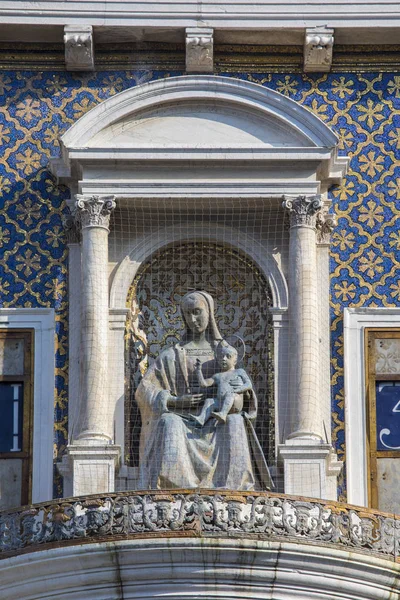 Sculpture of Virgin and Child on St. Marys Clock Tower in Venice — Stock Photo, Image