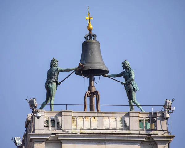 ヴェネツィアのセント・マークス時計塔の鐘 — ストック写真