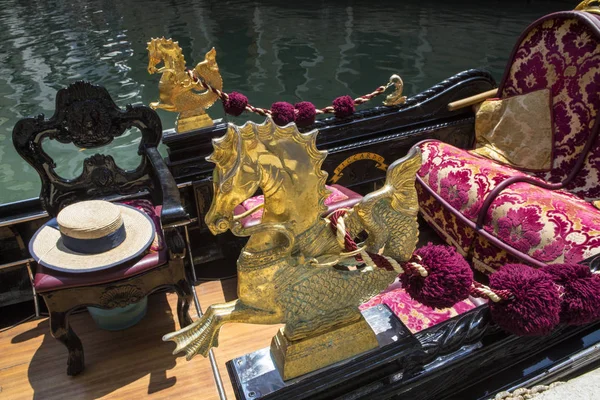 Prachtig versierde Gondel in Venetië — Stockfoto