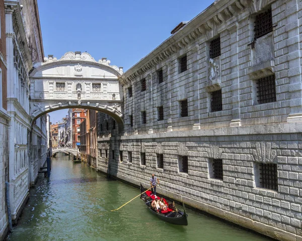 Gondole et le Pont des Soupirs à Venise — Photo