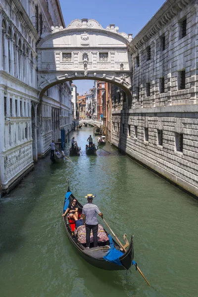 Gondole et le Pont des Soupirs à Venise — Photo