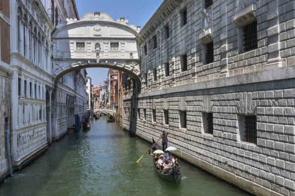 Gondole et le Pont des Soupirs à Venise — Photo