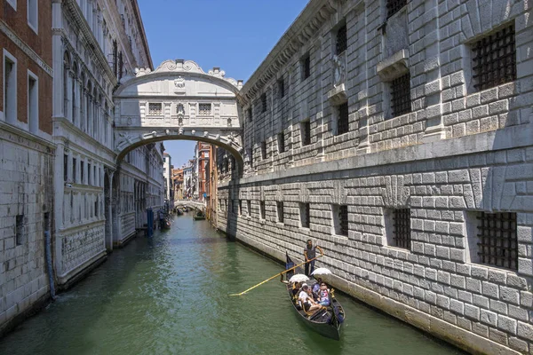 Gondole et le Pont des Soupirs à Venise — Photo