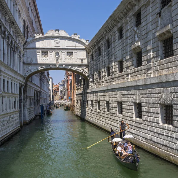 Gondole et le Pont des Soupirs à Venise — Photo