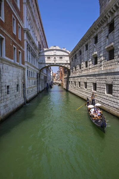 Gondole et le Pont des Soupirs à Venise — Photo