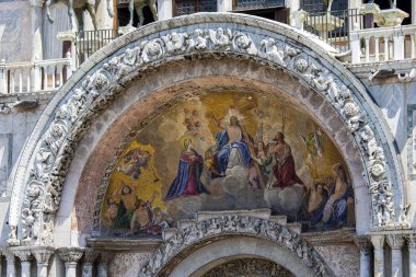 Venedik 'teki St. Marks Bazilikasına Ana Girişin üzerindeki Mozaik