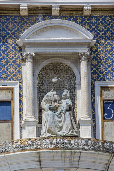 Sculpture of Virgin and Child on St. Marys Clock Tower in Venice — Stock Photo, Image