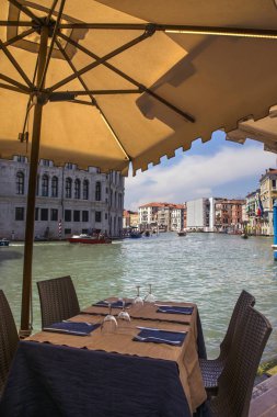 Venedik 'teki Büyük Kanal' ın yanındaki restoran.