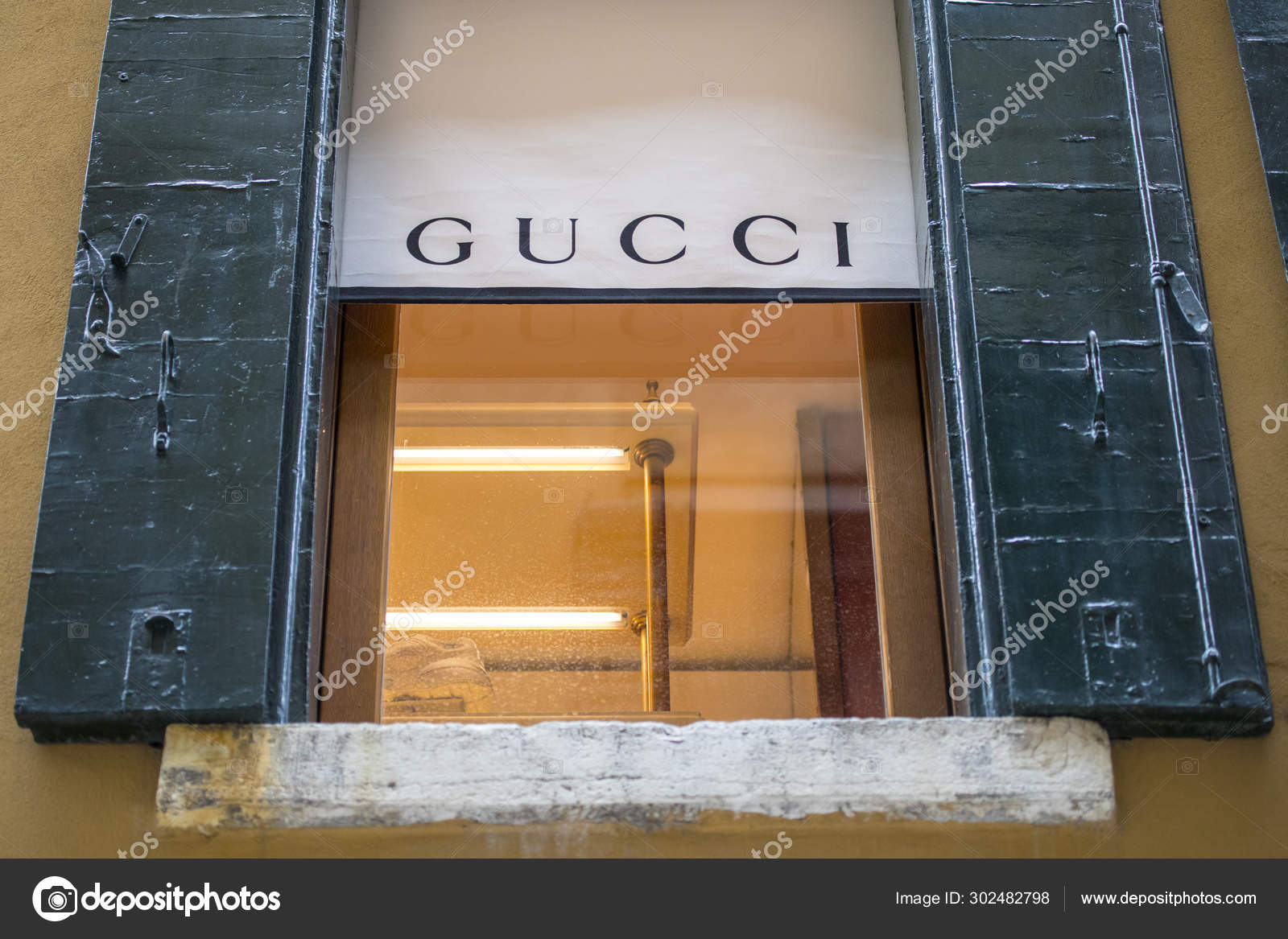 gucci store logo