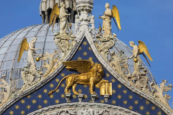 聖マーク大聖堂のヴェネツィアのライオンの彫刻 — ストック写真