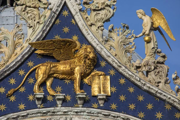 Sculpture of the Lion of Venice on St. Marks Basilica — Stock Photo, Image