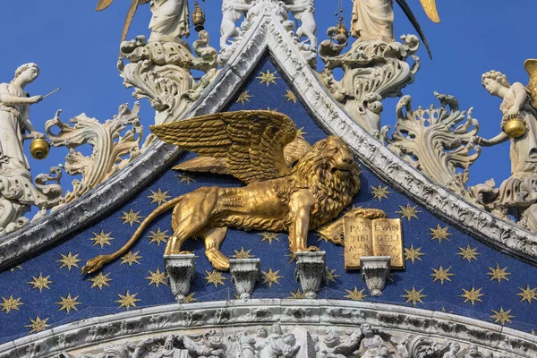 Lion of Venice on St. Marks Basilica in Venice — Stockfoto
