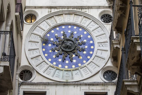 Torre dell'Orologio di San Marco vista da Merceria — Foto Stock