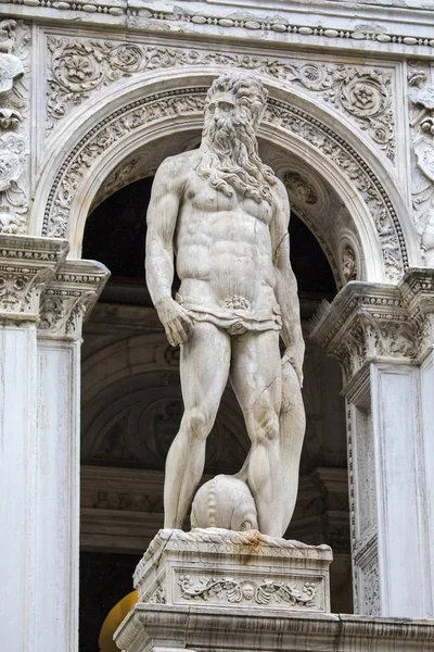 Άγαλμα του Ποσειδώνα στις Σκάλες των Γίγαντα στη Βενετία — Φωτογραφία Αρχείου