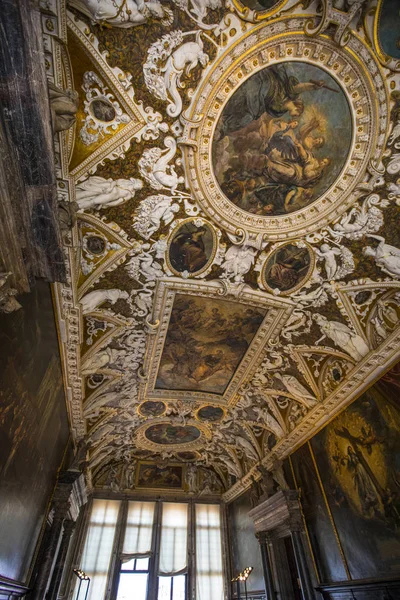 Sala delle Quattro Porte a Palazzo Ducale — Foto Stock