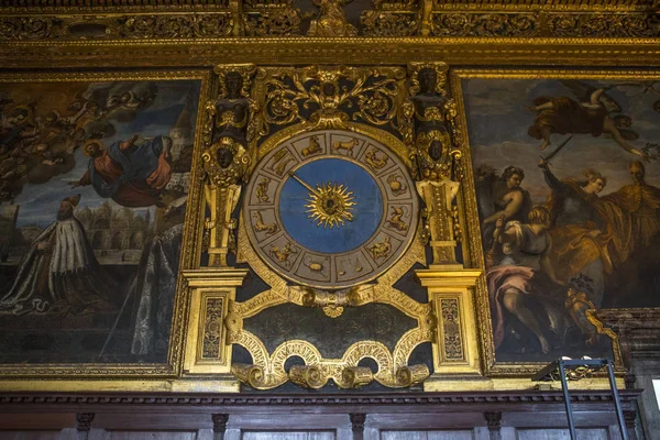 Horloge dans la chambre du Sénat au palais des Doges — Photo
