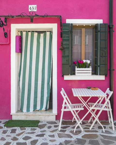 Prachtige roze buitenkant van een huis in Burano — Stockfoto