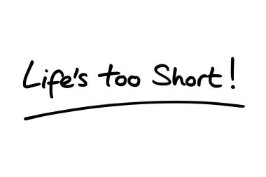 Hayat çok kısa! Çok kısa! Beyaz bir arkaplanda el yazısı.