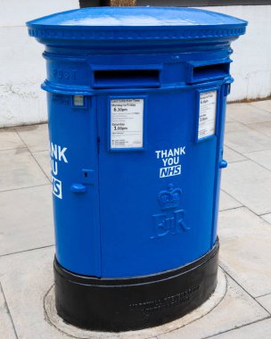 Londra, İngiltere - 17 Haziran 2020: Coronavirus salgını sırasında NHS ön hat personelini desteklemek amacıyla Londra, İngiltere 'deki St. Thomas Hastanesi' nin önünde mavi bir posta kutusu.