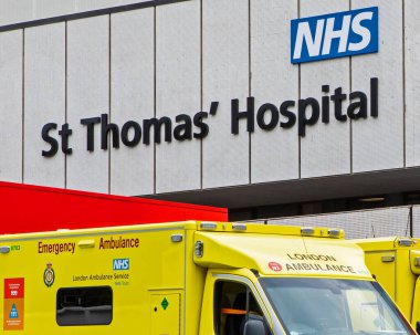 Londra, İngiltere - 17 Haziran 2020: Londra, İngiltere 'deki St. Thomas Hastanesi' nin dış kısmında bir tabela.
