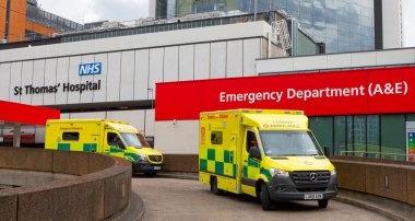 Londra, İngiltere - 17 Haziran 2020: Ambulanslar Londra, İngiltere 'deki St. Thomas Hastanesi Kaza ve Acil Servis binasının önüne park ettiler.