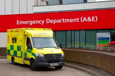 Londra, İngiltere - 17 Haziran 2020: Ambulans Londra, İngiltere 'deki St. Thomas Hastanesi Kaza ve Acil Servis' in önüne park etti.