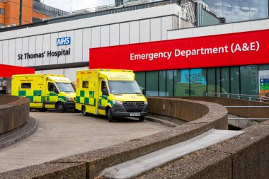 Londra, İngiltere - 17 Haziran 2020: Ambulanslar Londra, İngiltere 'deki St. Thomas Hastanesi Kaza ve Acil Servis binasının önüne park ettiler.